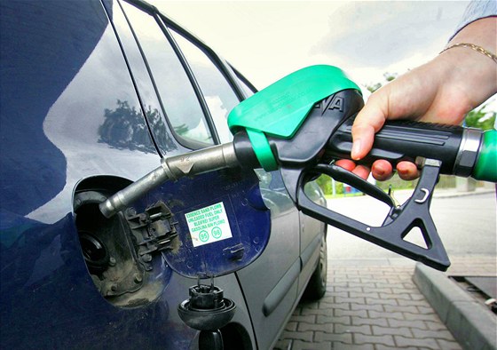 Litr benzinu stál ve stedu v hlavním mst prmrn 37,56 koruny. Za litr nafty motoristé v metropoli zaplatili uprosted týdne 37,21 koruny.