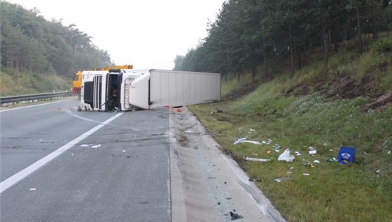 Pi nehod u Sadské se kamion pevrátil na bok a zablokoval dálnici D11 pes vechny pruhy. Ilustraní foto