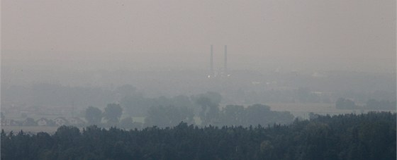 Z chemiky Synthesia v Semtín unikl velký mrak oxid dusíku. (21. 8. 2012) 