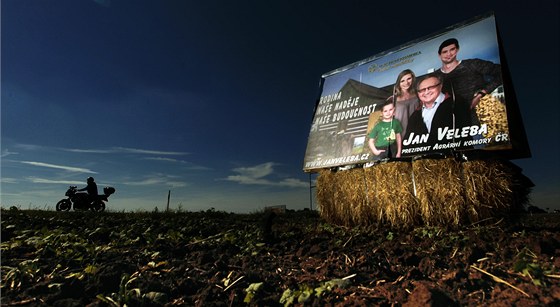 Kandidát do Senátu Jan Veleba postavil u silnic improvizované billboardy na