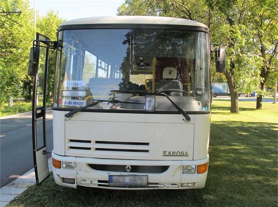 Opilý idi linkového autobusu boural na kiovatce ulic Sokolská a Raínova v