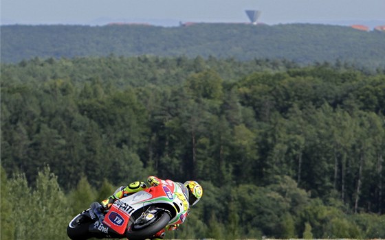 Valentino Rossi pi tréninku na Velkou cenu eské republiky silniních