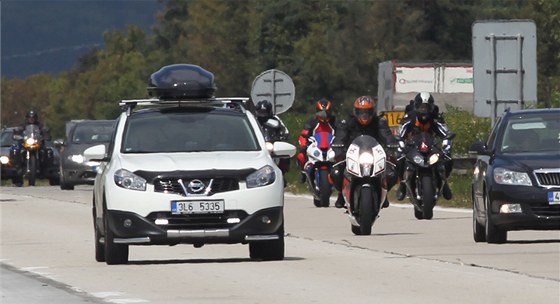 idii za volantem mli v pátek v hustém provozu na dálnici o starost navíc -