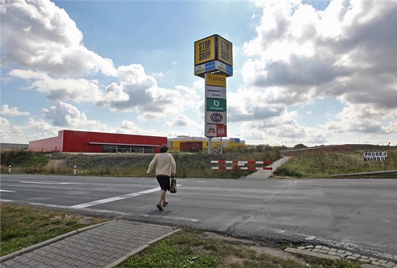 Dostat se pky do areálu nákupního centra Stop Shop v Tebíi bývá tém horor