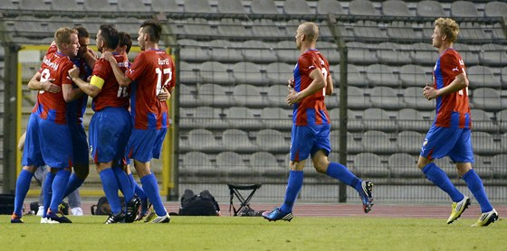 GÓLOVÁ OSLAVA. Plzetí fotbalisté se radují z vyrovnávacího gólu.