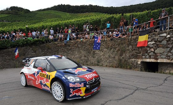 NA OBLÍBENÉ TRATI. Sébastien Loeb z továrního týmu Citroën si jede pro dalí