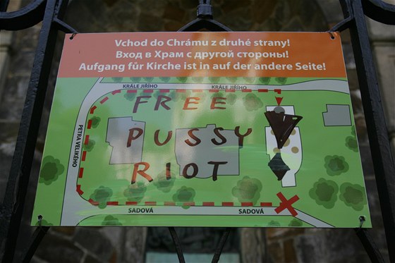Jeden z nápis Free Pussy Riot se objevil na informaní tabuli umístné na