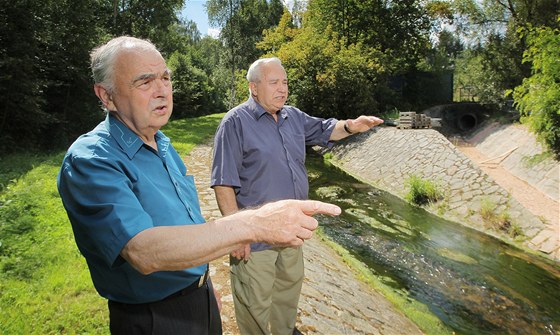 Frantiek Slivon (jasn modrá koile) a Otta Thoma se snaí eit problém s Vejprnickým potokem, který kvli patným úpravám zaplavuje jejich pozemky. | foto: Ladislav Nmec, MF DNES