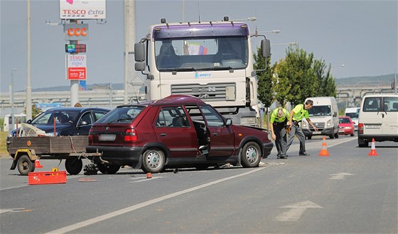 Dopravní nehoda osobního automobilu s nákladním, pi které zemel u nákup.