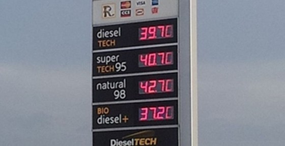 idii u pump pláí nad cenou benzinu. Ta se vyplhala do rekordní výe. Ilustraní foto