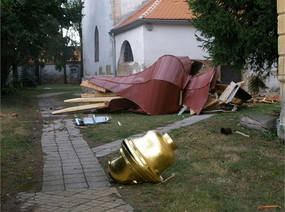 Vichr pi bouce shodil ve Slupi na Znojemsku dvoutunovou bá z kostelní ve,...