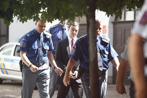 Policisté pivádjí Davida Ratha k Okresnímu soudu pro Prahu-východ. (20. srpna