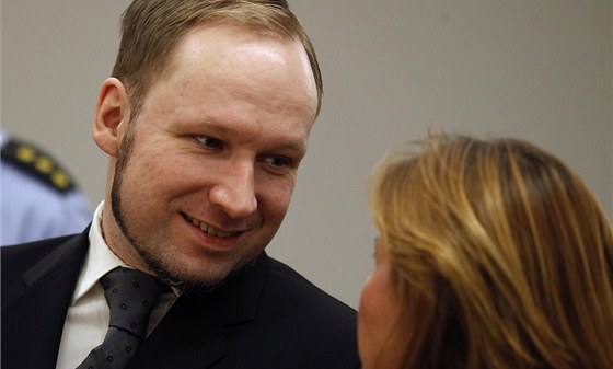 Anders Breivik se smje na jednu z právniek bhem jedné z pestávek (24. srpna