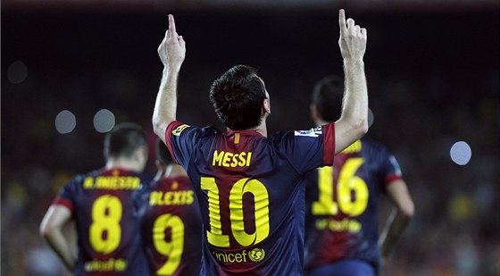 DALÍ GÓL POSLANÝ DO NEBE. Barcelonský Lionel Messi slaví trefu proti Realu