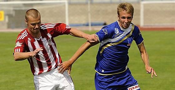 Jan Peterka z Ústí nad Labem (vpravo) v utkání s Viktorií ikov.