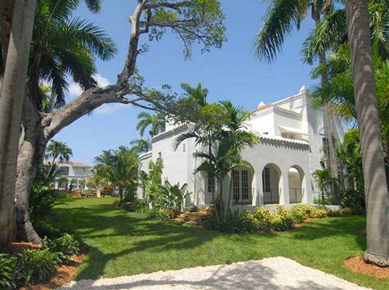 Luxusní nemovitost má typické znaky stavby v Palm Beach: isté linie, klenuté...