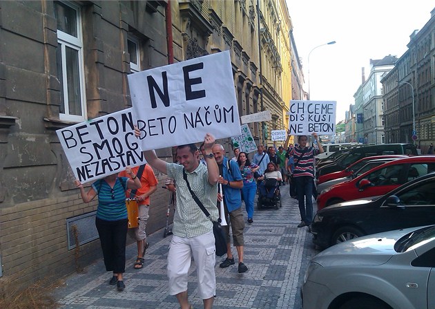 Lidé protestovali proti kvtinám