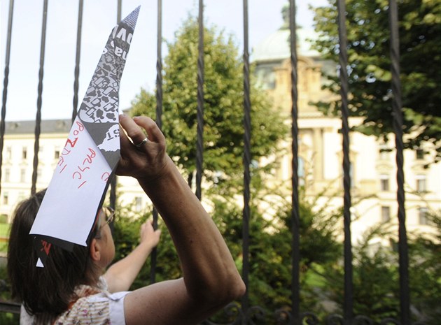 Aktivisté házeli vlatovky do vládní zahrady.