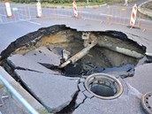 Kráter má podle policie rozmry 5x5 metr, hluboký je asi ti metry.