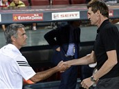 ZDRAVM. Jos Mourinho, trenr Realu Madrid (vlevo) se zdrav ped zpasem s