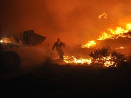 Plameny zachvátily také ecké souostroví Chios. Rozbouené ivly zde pohltily...