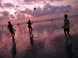 PLÁOVÝ FOTBAL. Indové hrají fotbal na Juhu Beach v Bombaji. Nenechají se...