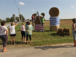 V deseti lidech pracovali na slamných medvdech hodinu a ti tvrt. 