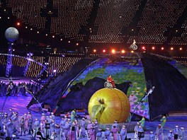 OHOSTROJ NÁPAD. Ceremoniál obsahoval izobrazení Velkého tesku i Newtonv