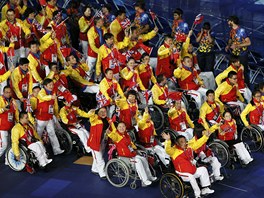 ÍNSKÁ VÝPRAVA. Nástup desítek výprav sledovalo na Olympijském stadionu 62