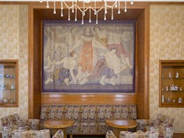 ajov salon s vloenou pohovkou a detailem tapisrie Praha matka mst 