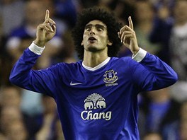 ZA HVZDU. Marouane Fellaini z Evertonu slav gl do st Manchesteru United.