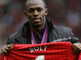 DRES S REKORDEM. Manchester United vnoval Usainu Boltovi dres, na nm je as...