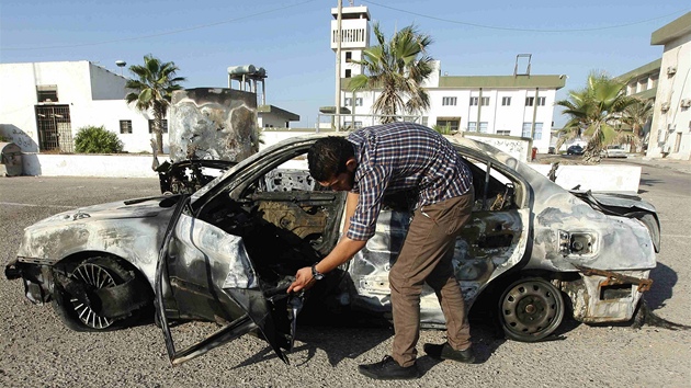 Liby i rok po pdu Kaddfho reimu zmt nsil. V nedli Tripolisem otsly dva vbuchy - jeden ped enskou policejn akademi a jeden ped ministerstvem vnitra. (19. srpna 2012)