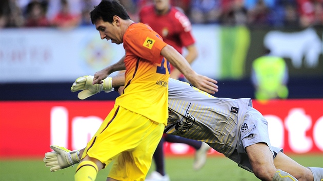 CHYT TO? Brank Osasuny Andres Fernandez se sna zastavit barcelonskho Lionela Messiho.