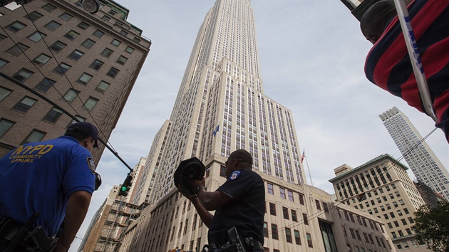 Policist ped Empire State Building v New Yorku. Proputn zamstnanec jednoho z obchod nejprve zastelil kolegu a pak postelil osm lid na ulici. Sm zahynul, ale nen zcela jasn zda vlastn i policejn kulkou. 