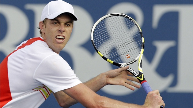 Americk tenista Sam Querrey v semifinle turnaje ve Winston-Salemu proti Tomi Berdychovi.