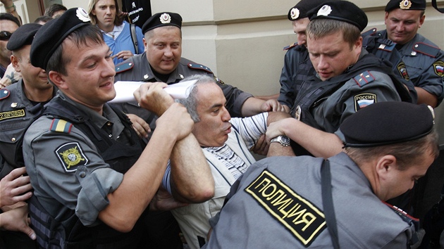 Rusk policie zatk Garriho Kasparova bhem bhem protest u vynen rozsudku nad skupinou Pussy Riot (17. srpna 2012)