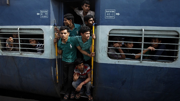 Indov ekaj ve vlaku v Bangalore na odjezd. Tisce lid i z jin sti Indie opustilo sv domovy z obav ped pomstou muslim za nepokoje ve stt sm (18. srpna 2012)