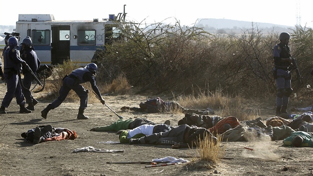 Stet stvkujcch hornk z platinovho dolu firmy Lonmin v jihoafrickm mst Marikana skonil masakrem (16. srpna 2012)