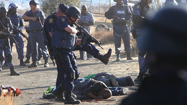 Stet stvkujcch hornk z platinovho dolu firmy Lonmin v jihoafrickm mst Marikana skonil masakrem (16. srpna 2012)