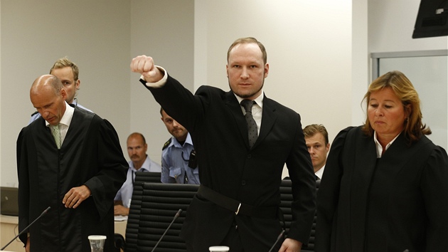 Anders Behring Breivik po pchodu k soudu, kde si vyslechl rozsudek. Po jeho stranch jsou jeho obhjci (24. srpna 2012)