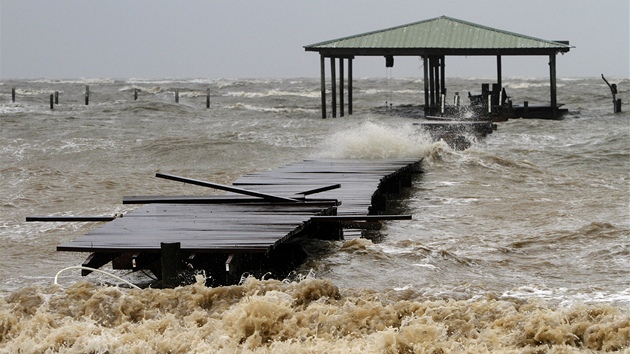 Vlny nar do rybskho mola na pobe Alabamy krtce ped tm, ne hurikn Isaac dorazil na pobe sousedn Louisiany (28. srpna 2012)