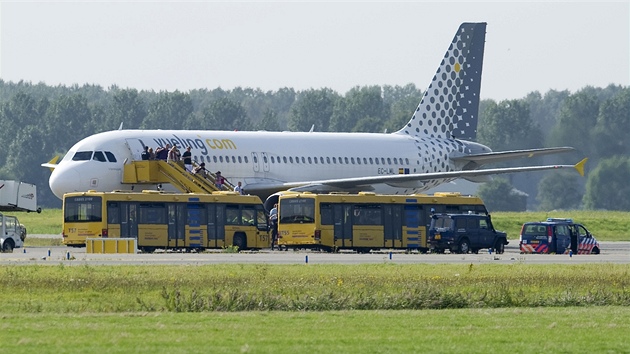 Cestujc vystupuj z letadla spolenosti Vueling pot, co ho na letit Schiphol doprovodily sthaky (29. srpna 2012)