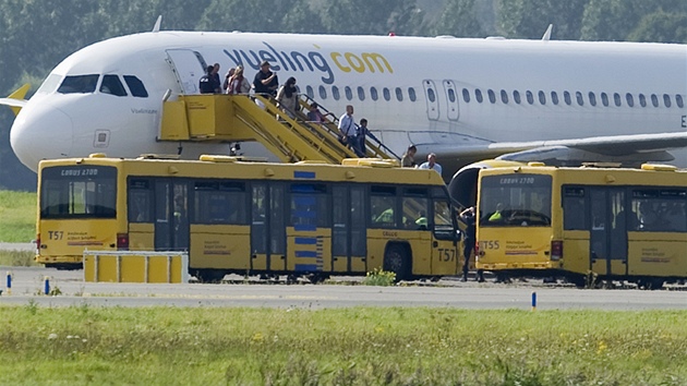 Cestujc vystupuj z letadla spolenosti Vueling pot, co ho na letit Schiphol doprovodily sthaky (29. srpna 2012)