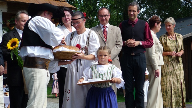 Pi slavnosti oteven revitalizovanho Betlma v Hlinsku byli host v ele s pedsedkyn Snmovny Miroslavou Nmcovou pivtni chlebem. 