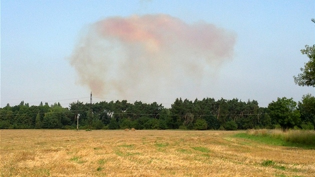 ten iDNES.cz David Hank vyfotil rov mrak nad pardubickou chemikou Synthesia. (21. srpna 2012)