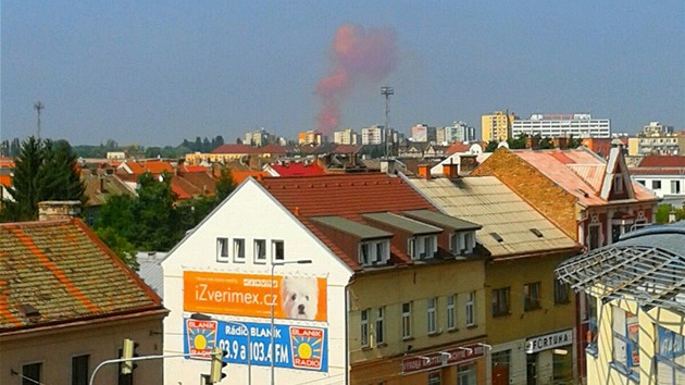 Rov mrak zplodin nad Pardubicemi vyfotil ten iDNES.cz Ji Zavel. (21. srpna 2012)