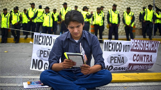 Lid v Mexico City protestuj proti nov zvolenmu prezidentovi Enrique Pea Nietovi.