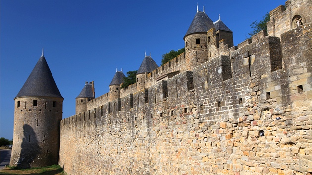 Rekonstrukce mocnch hradeb trvala pamtkm vce ne sto let.
