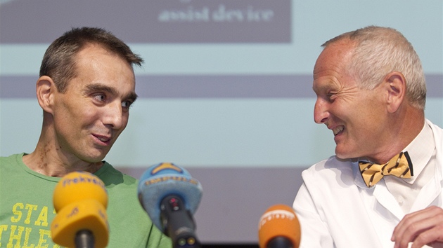 Jakub Halk (vlevo) a chirurg Jan Pirk pi tiskov konferenci v praskm IKEM (29. srpna 2012)